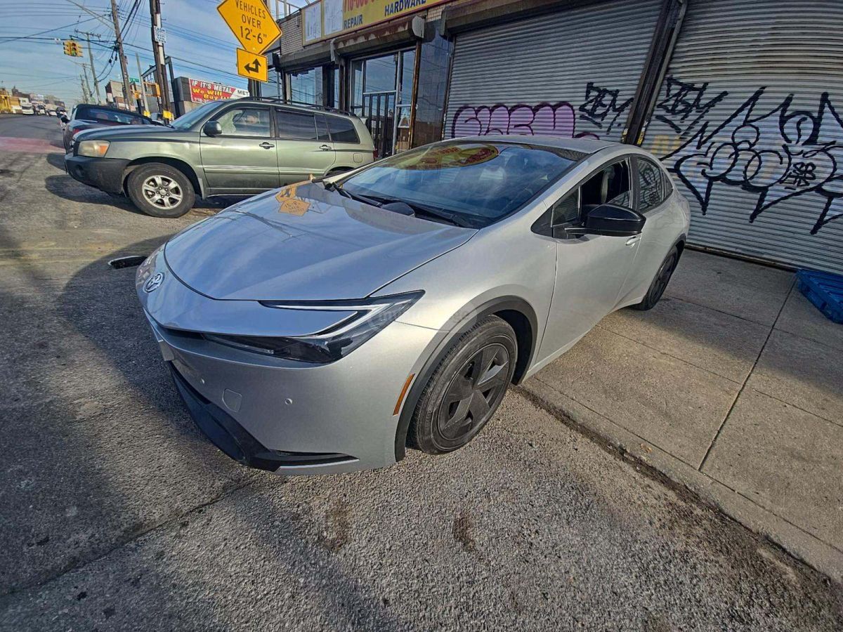 Toyota Prius - фото 1