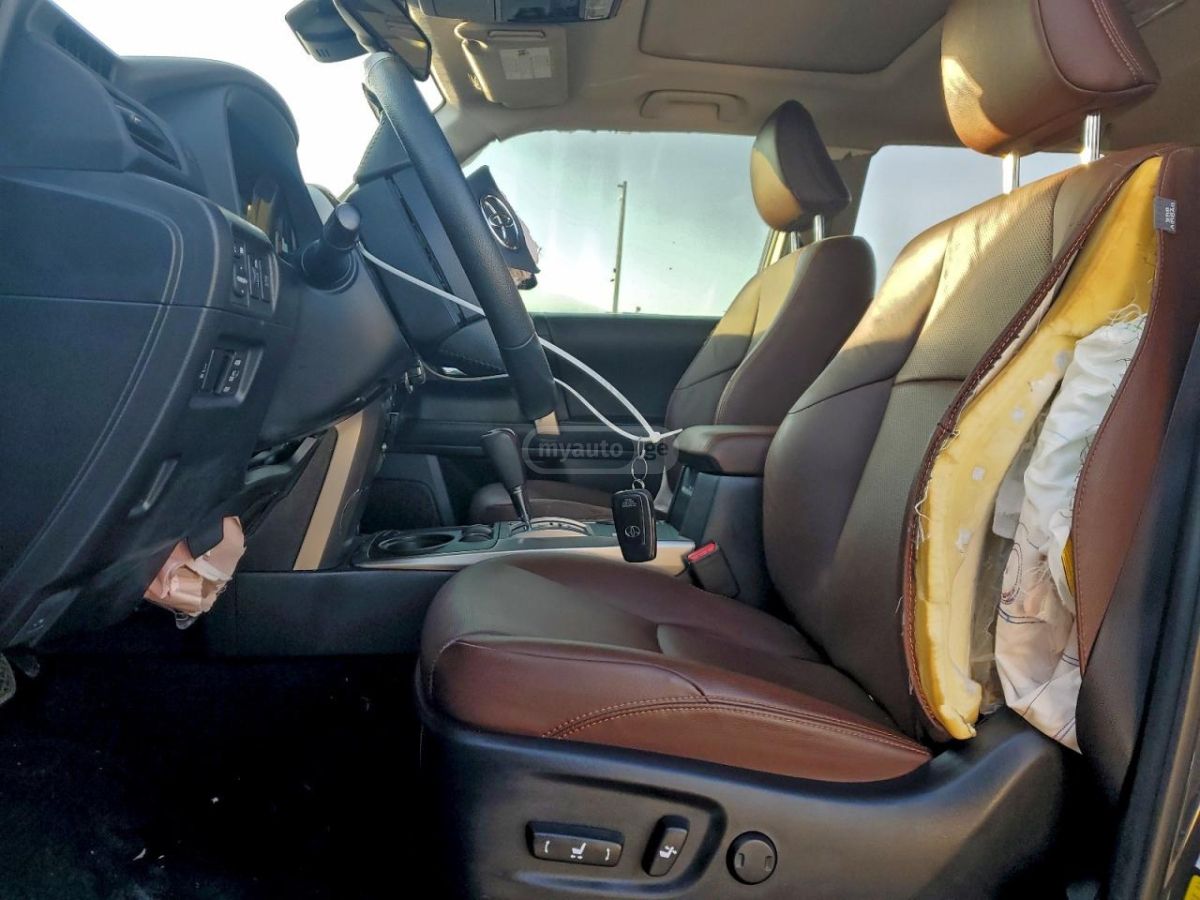 Toyota Limited 4dr 4x2 Automatic — миниатюра 6