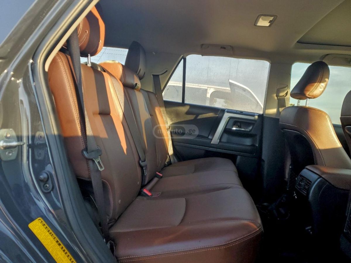 Toyota Limited 4dr 4x2 Automatic — миниатюра 9