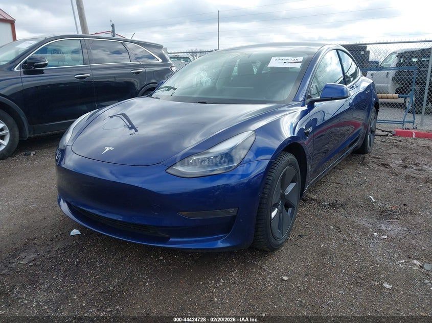 Tesla Model 3 - фото 1