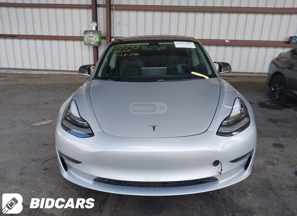 Tesla Model 3 - фото 1