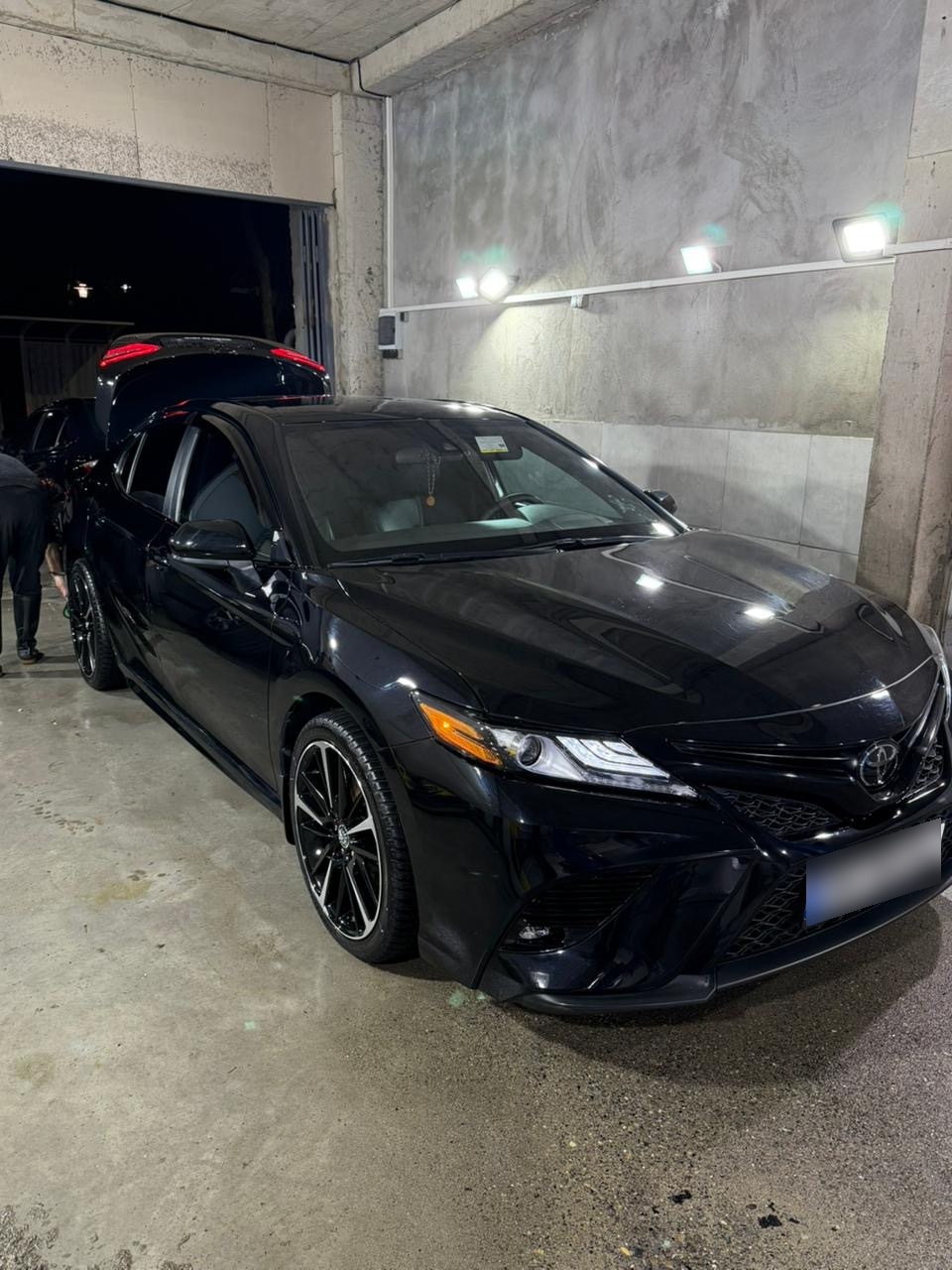 Toyota Camry - фото 1