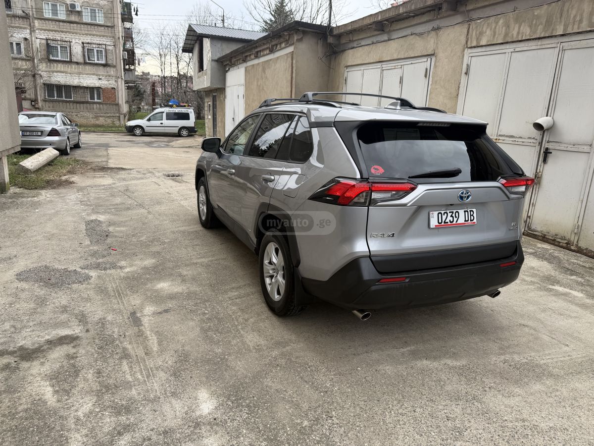 Toyota RAV 4 - фото 1