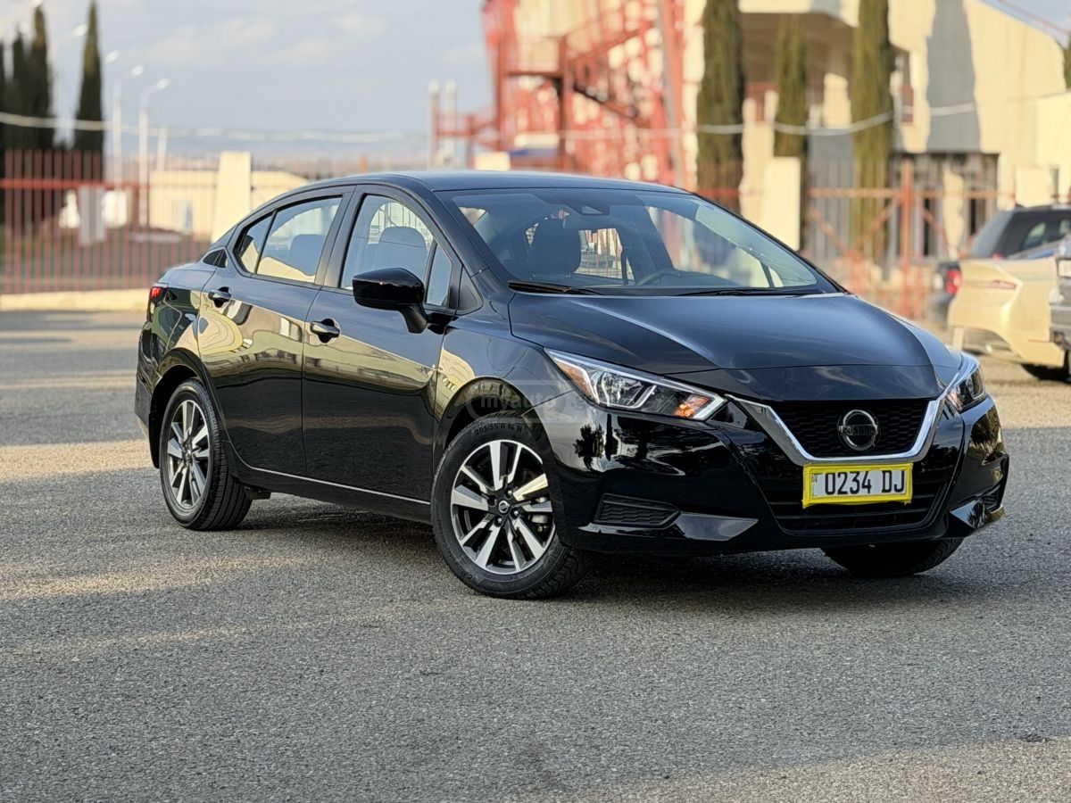 Nissan Versa - фото 1