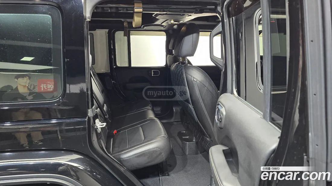 Jeep Wrangler - фото 12