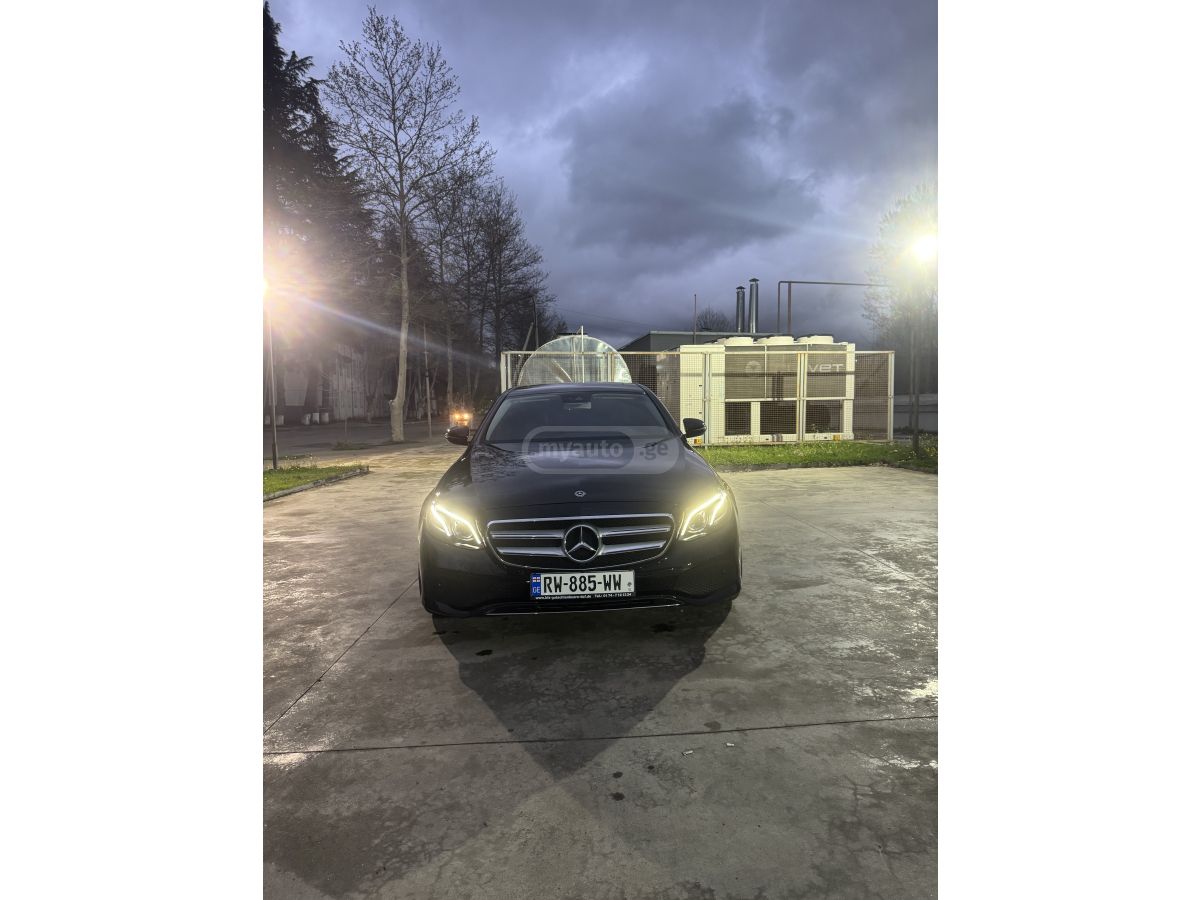 Mercedes-Benz E 220 - фото 1