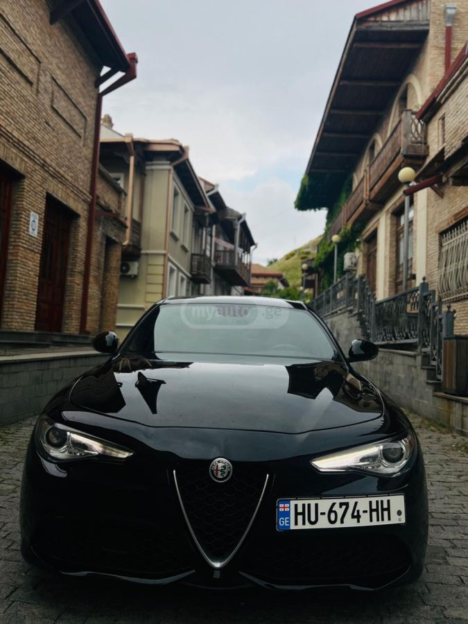 Alfa Romeo Giulia - фото 1