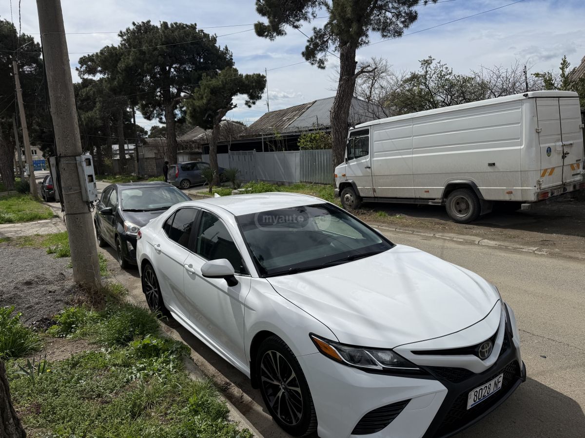 Toyota Camry - фото 1