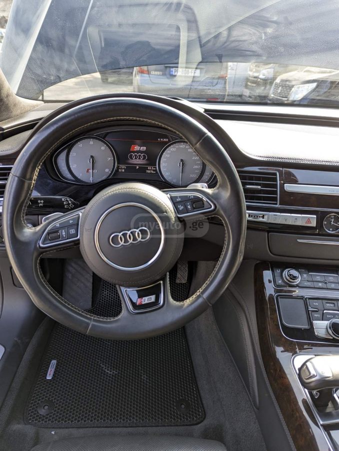 Audi A8 - фото 1