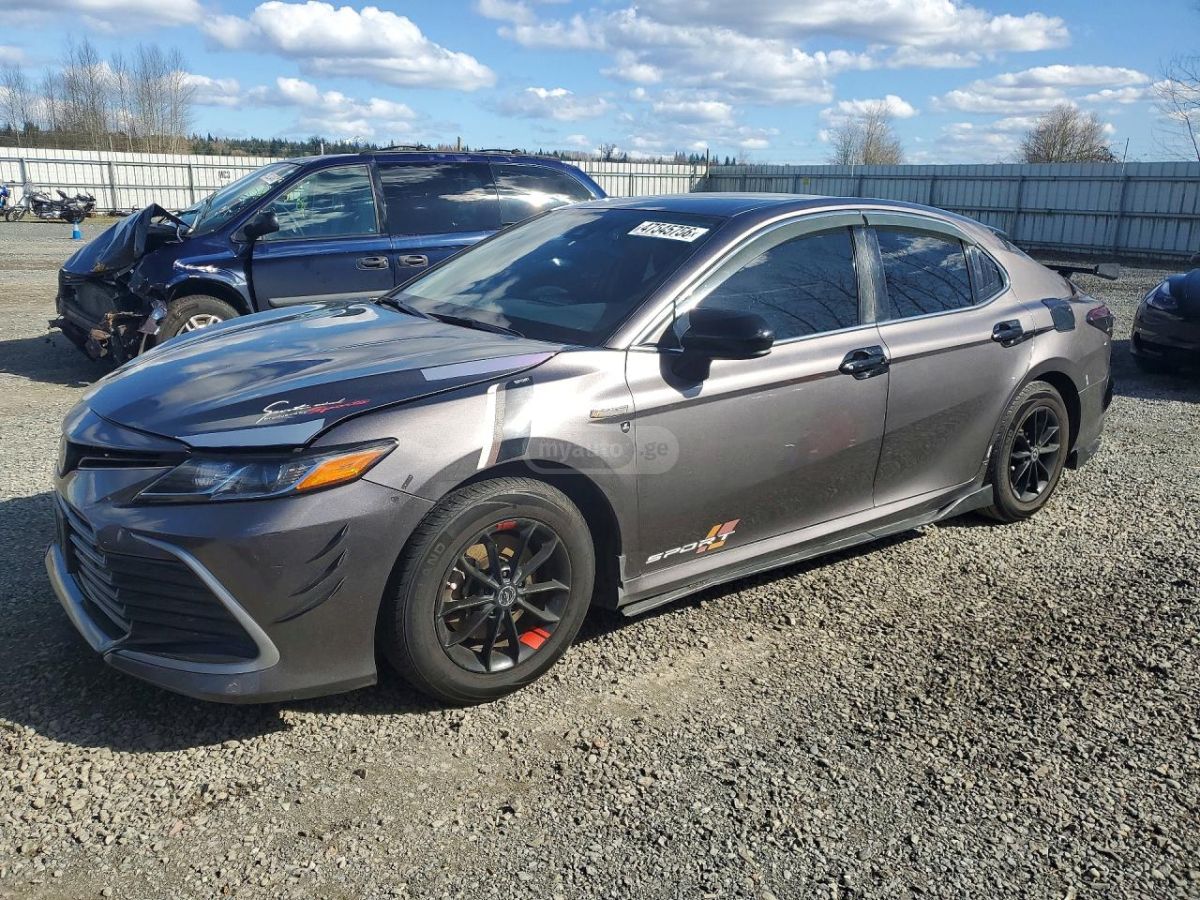 Toyota Camry - фото 1