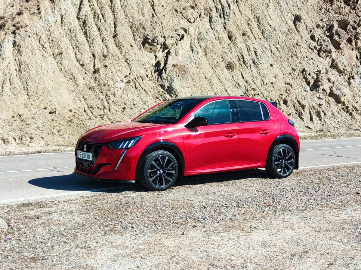 Peugeot 208 - фото 1