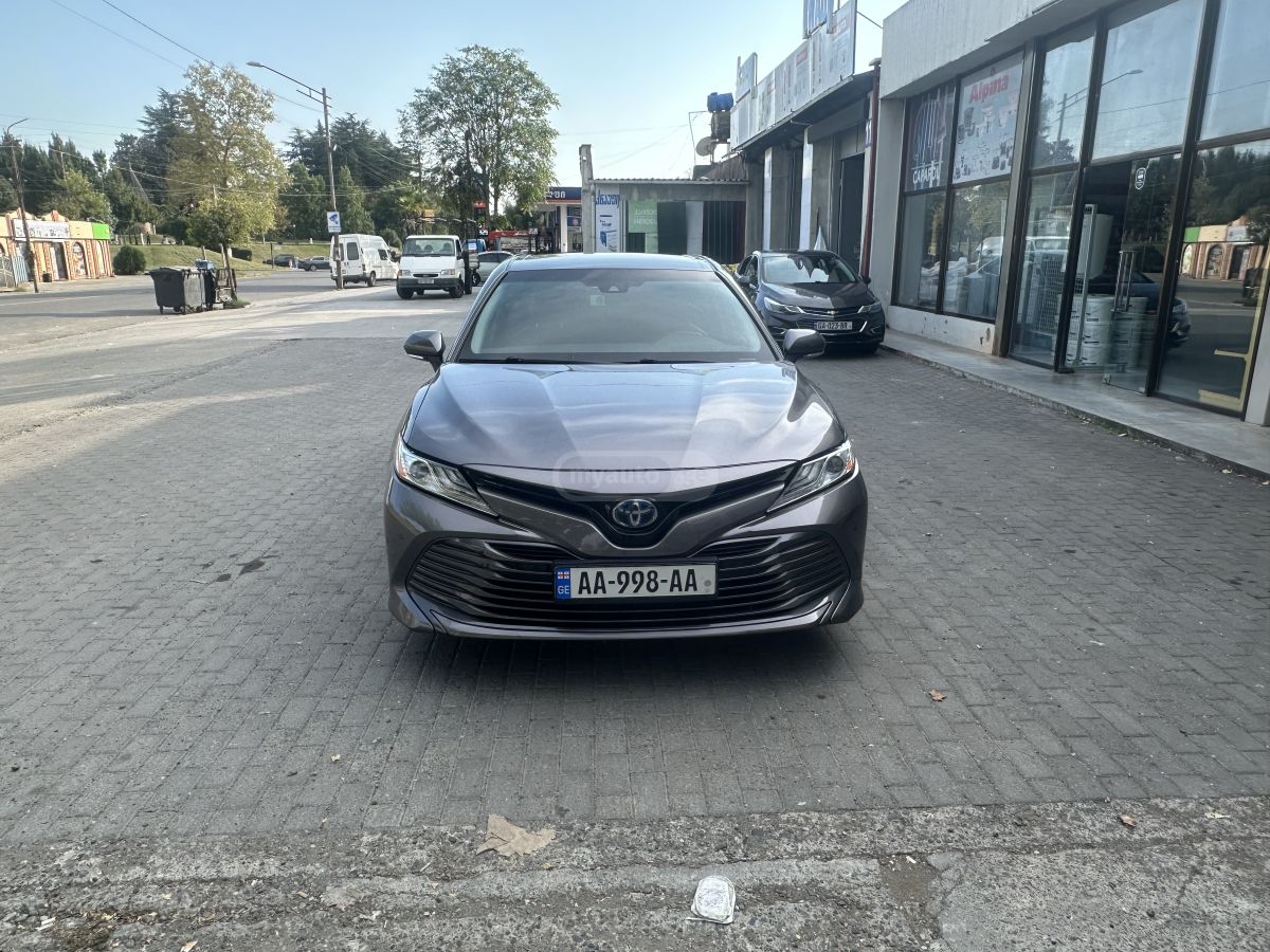 Toyota Camry - фото 1
