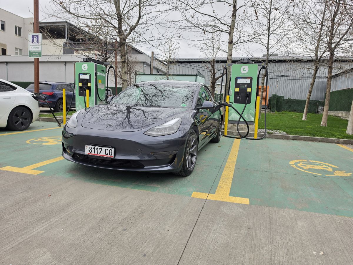 Tesla Model 3 - фото 1