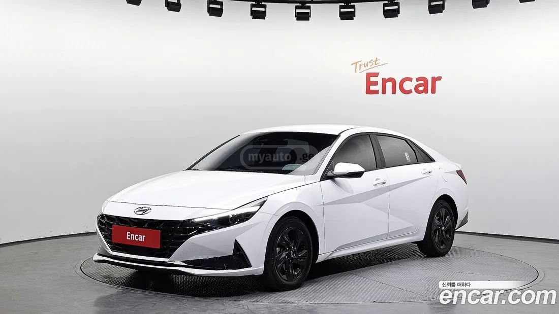 Hyundai Elantra - фото 1