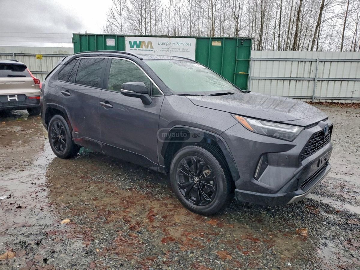 Toyota XSE 4dr All-Wheel Drive CVT — миниатюра 2