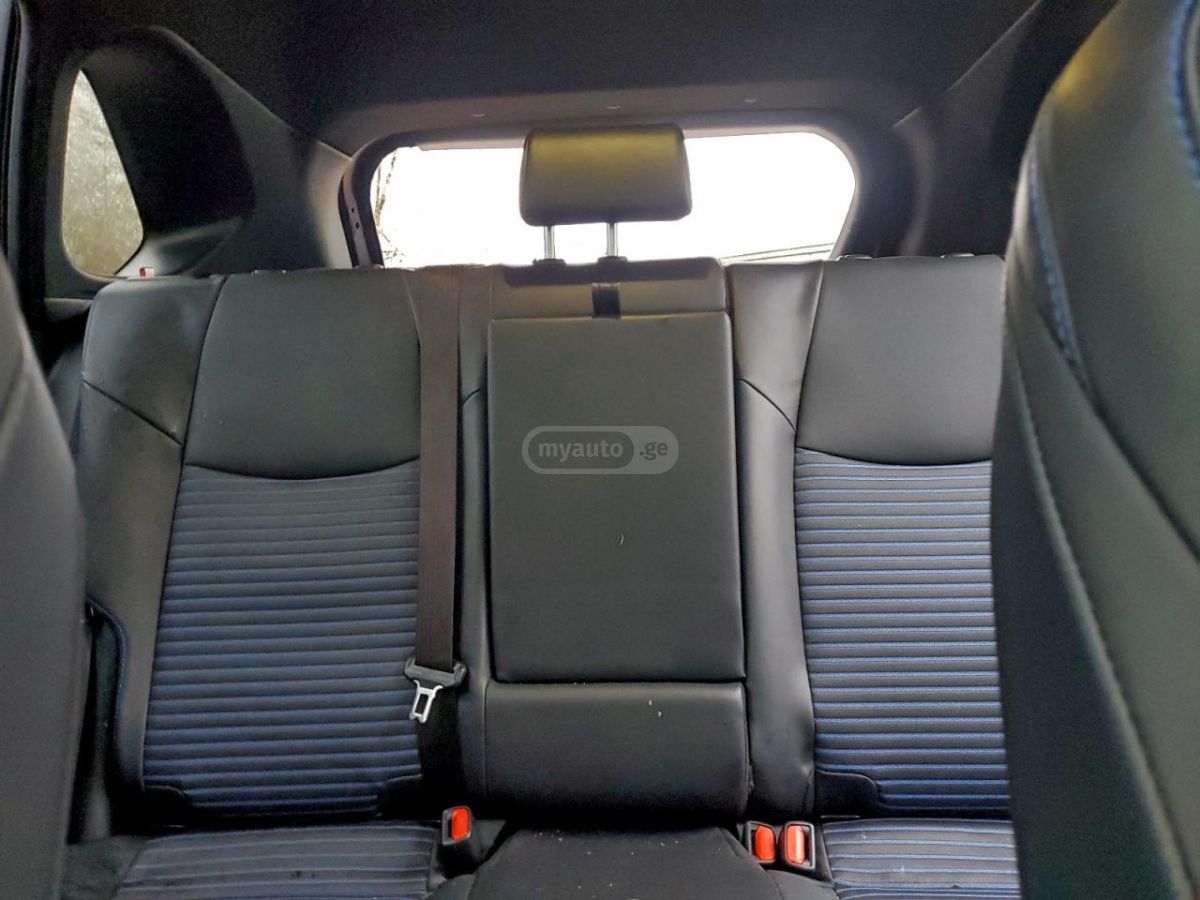 Toyota XSE 4dr All-Wheel Drive CVT — миниатюра 8