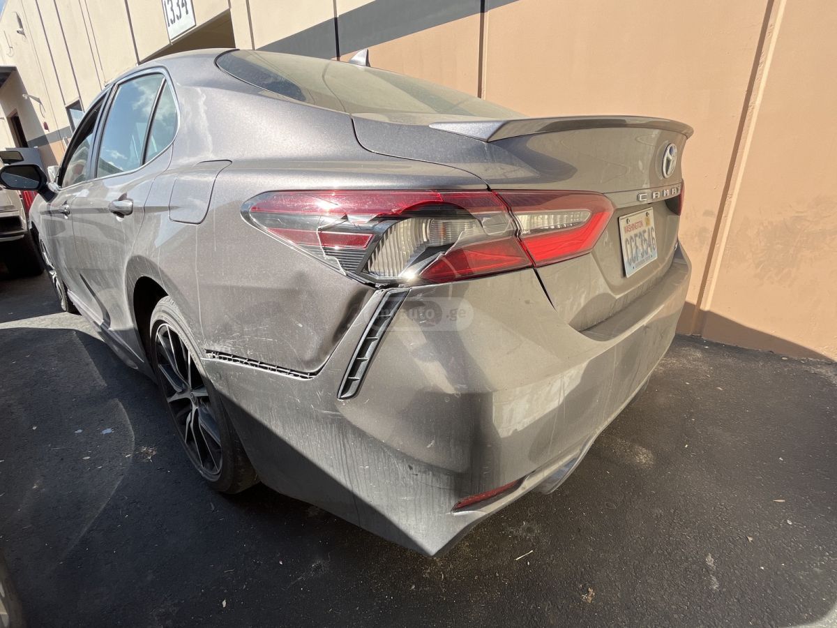 Toyota SE 4dr All-Wheel Drive Sedan A — миниатюра 2