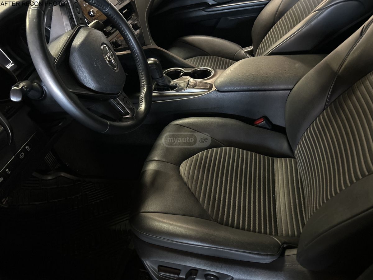 Toyota SE 4dr All-Wheel Drive Sedan A — миниатюра 5