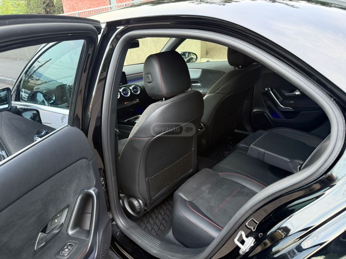 Mercedes-Benz Base CLA 250 Coupe 4dr All-Whe — миниатюра 9