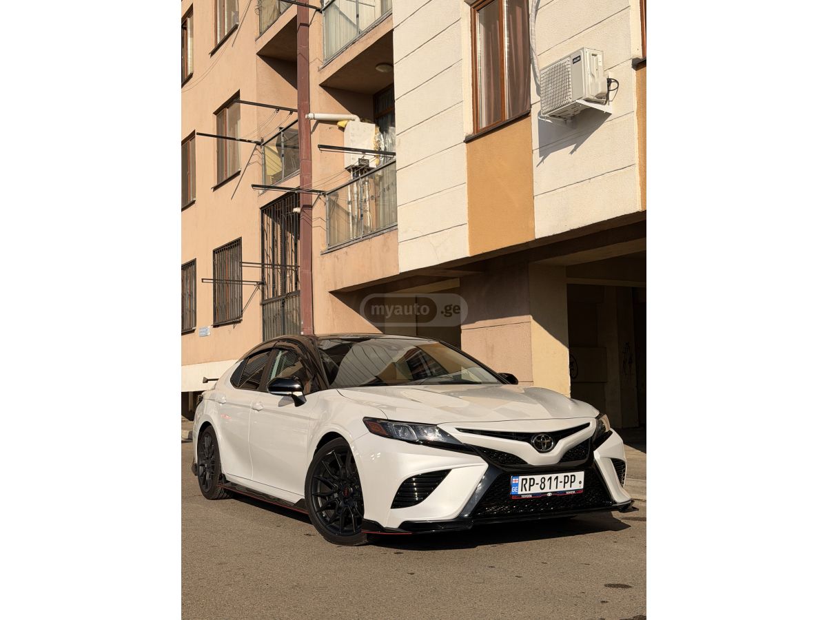 Toyota Camry - фото 1