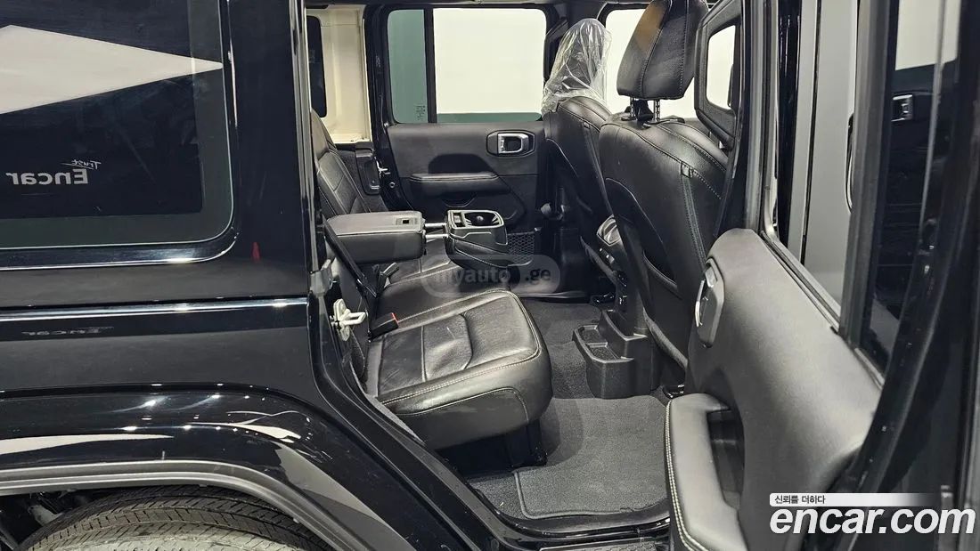 Jeep Wrangler - фото 12