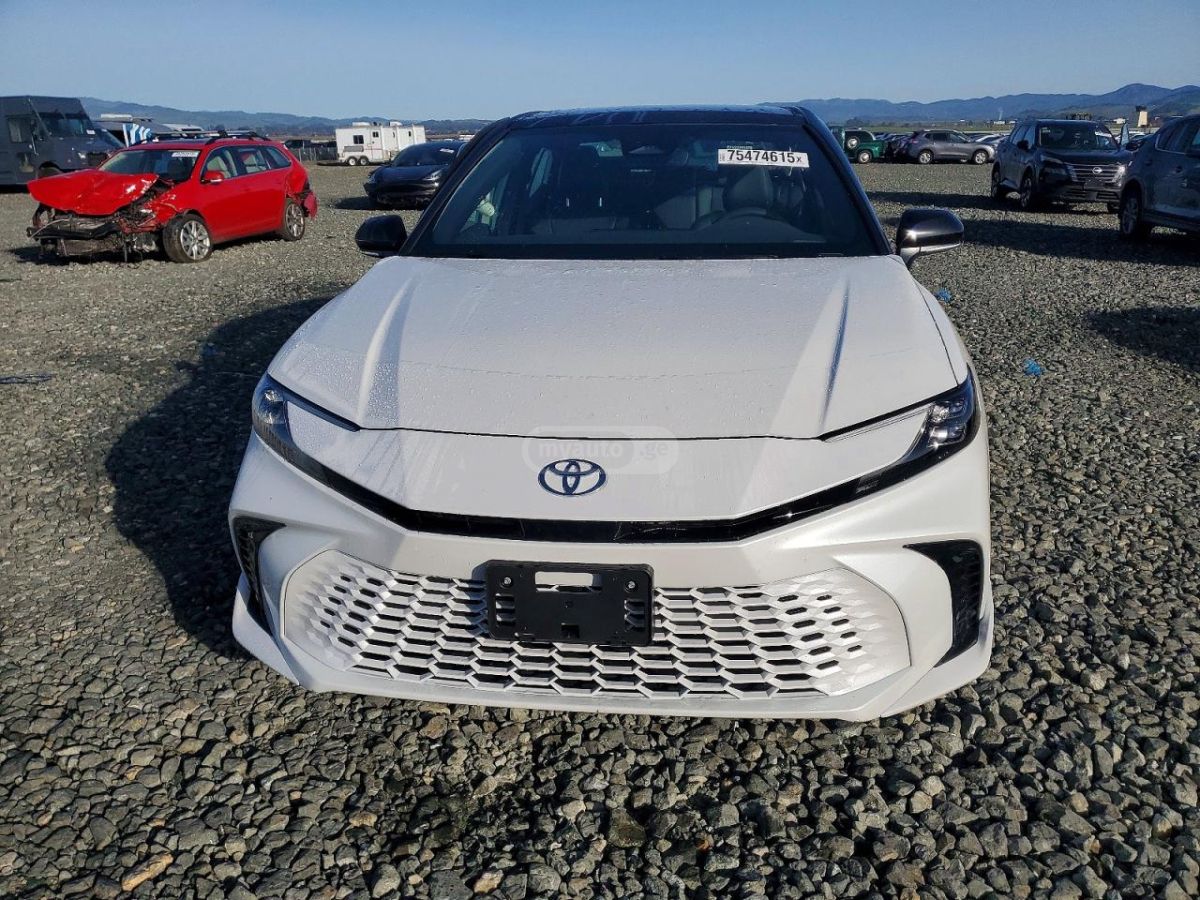 Toyota Camry - фото 1