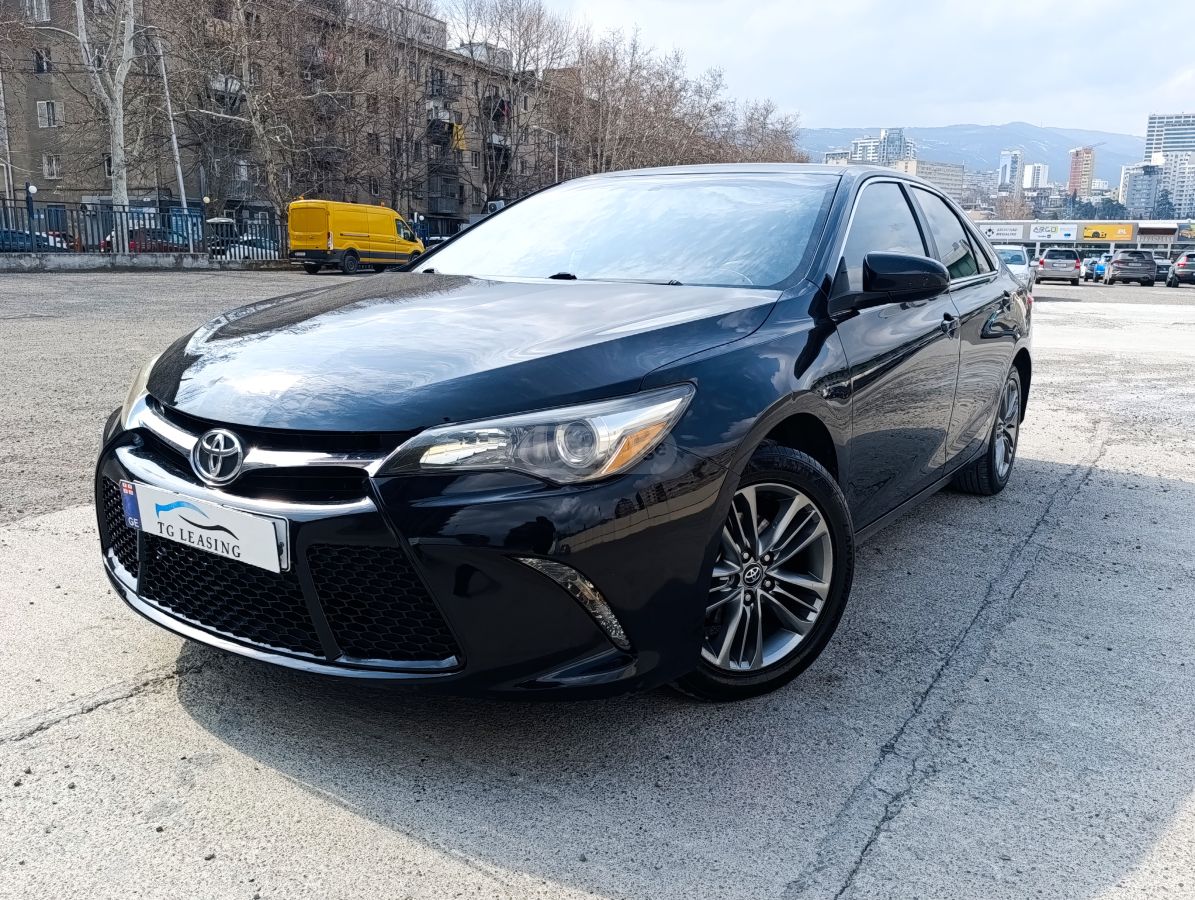 Toyota Camry - фото 1