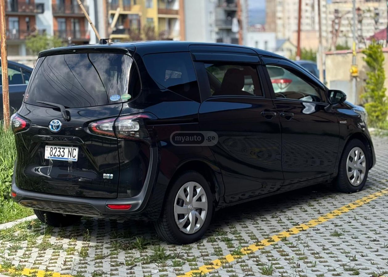 Toyota Sienta - фото 3