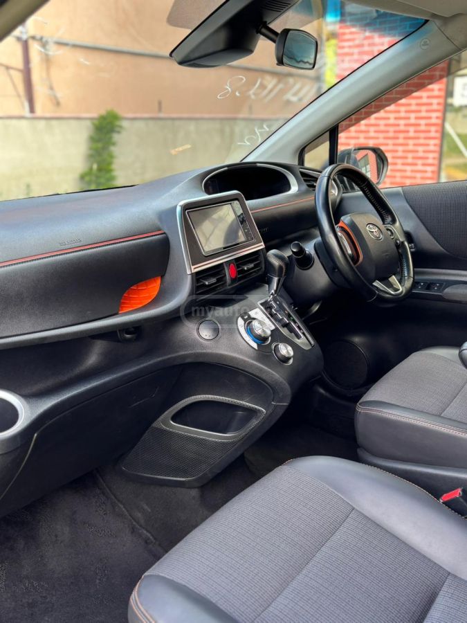 Toyota Sienta - фото 6