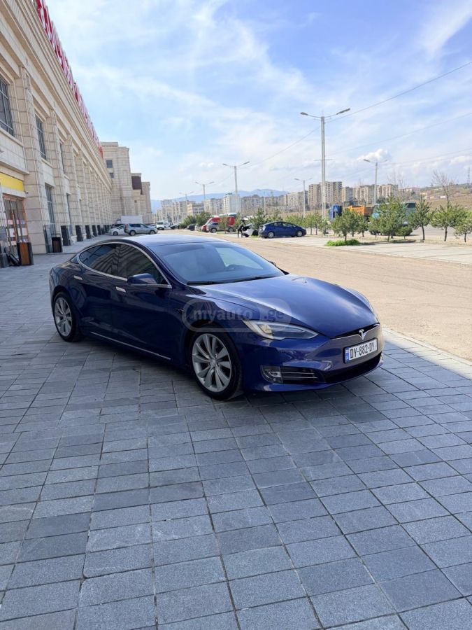Tesla Model S - фото 1