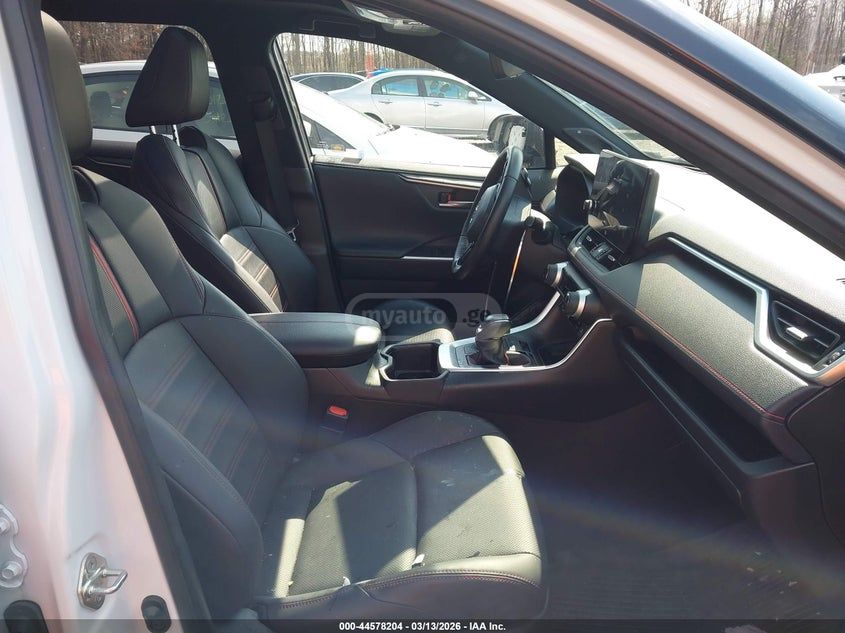 Toyota RAV 4 - фото 5