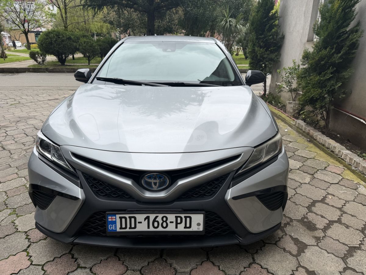 Toyota Camry - фото 1