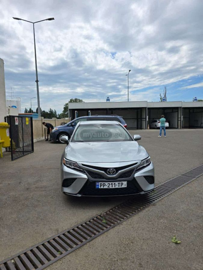 Toyota Camry - фото 1