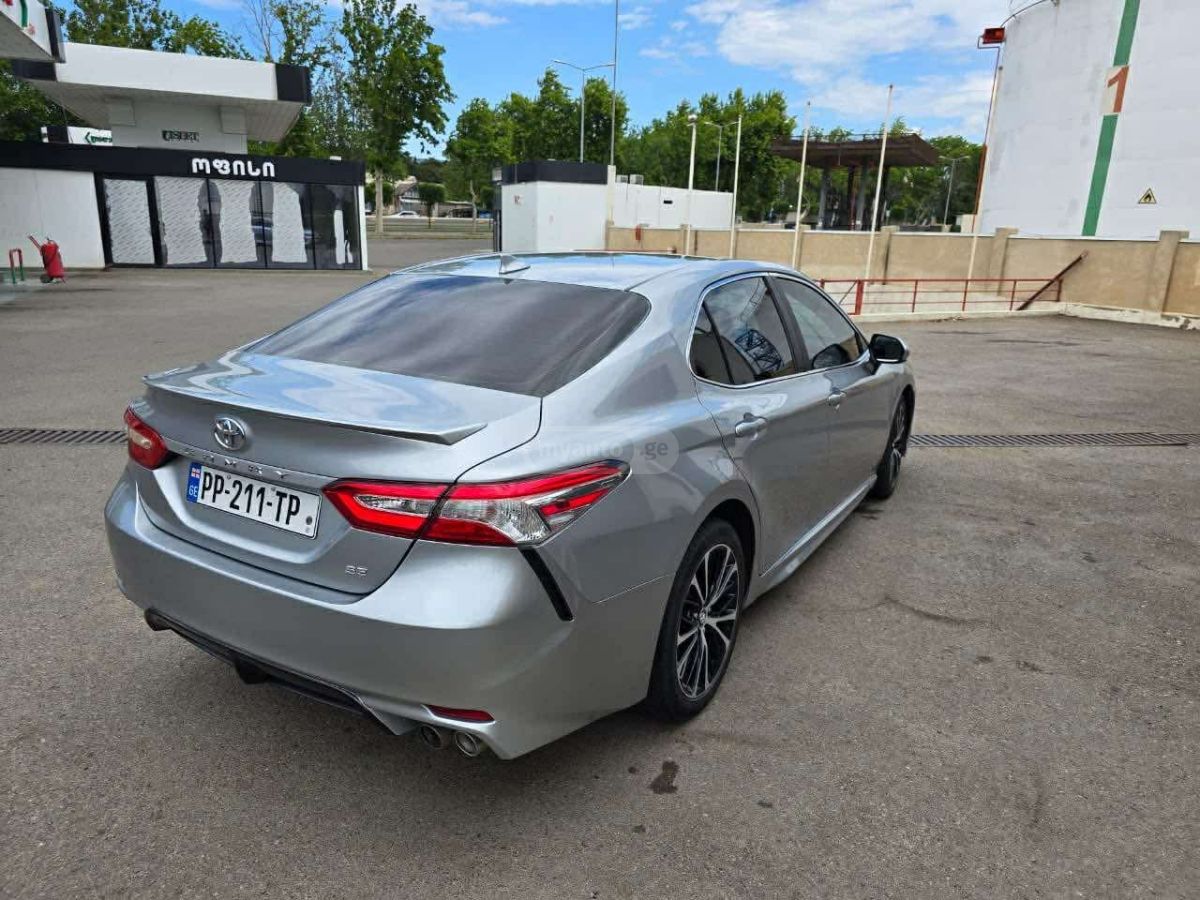 Toyota Camry - фото 2