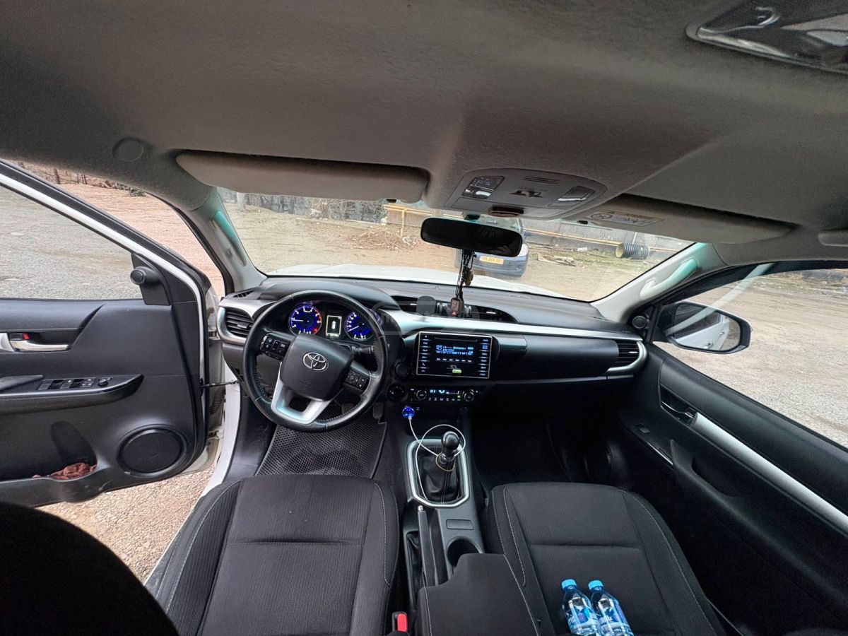 Toyota Hilux - фото 3