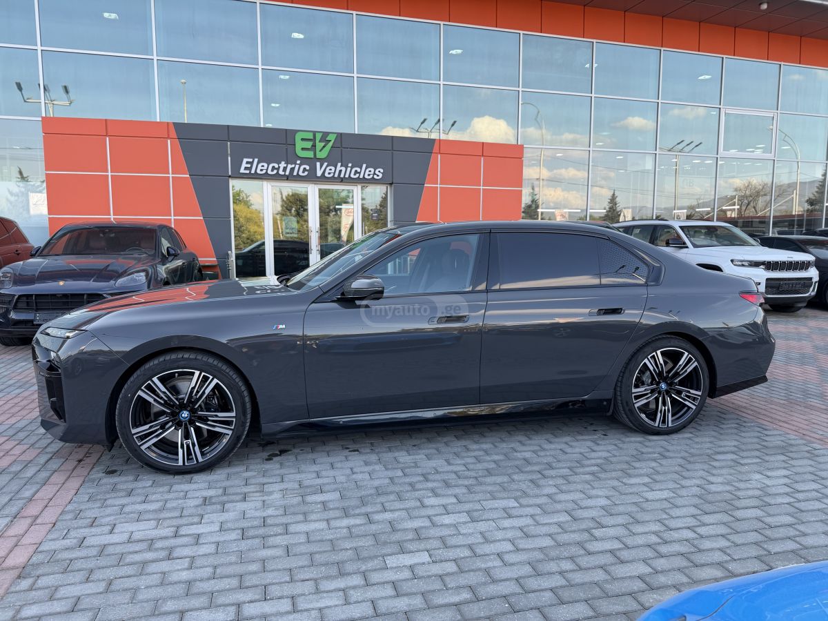BMW i7 - фото 3