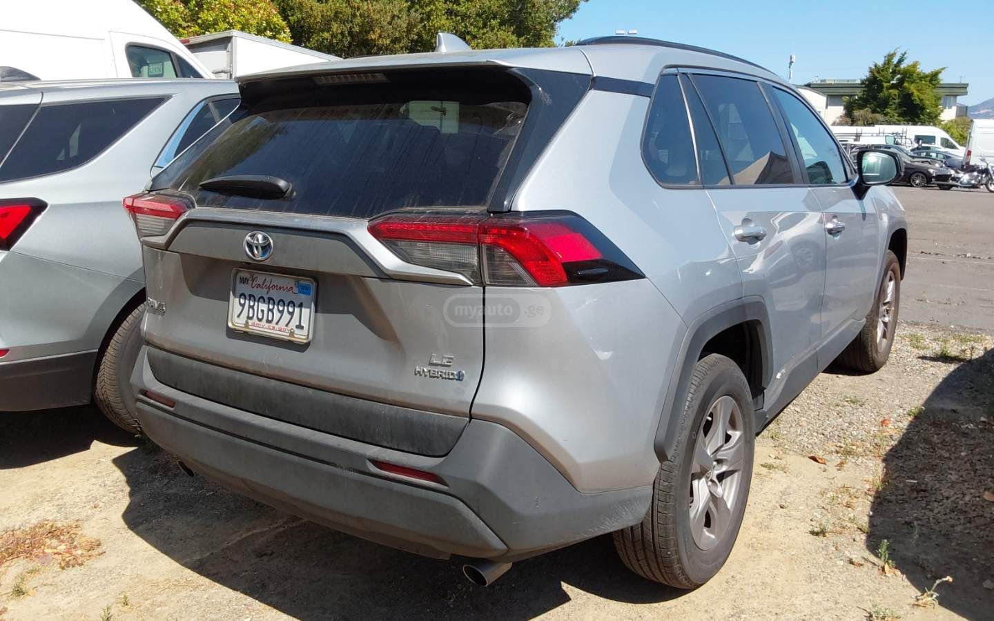 Toyota LE 4dr All-Wheel Drive Automat — миниатюра 4