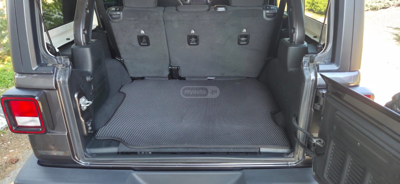 Jeep Wrangler - фото 12