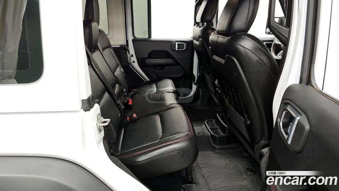 Jeep Wrangler - фото 12