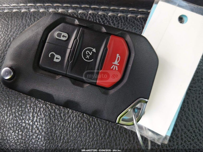 Jeep Wrangler - фото 10