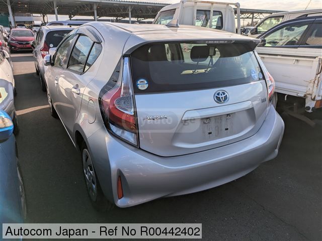 Toyota Aqua - фото 4