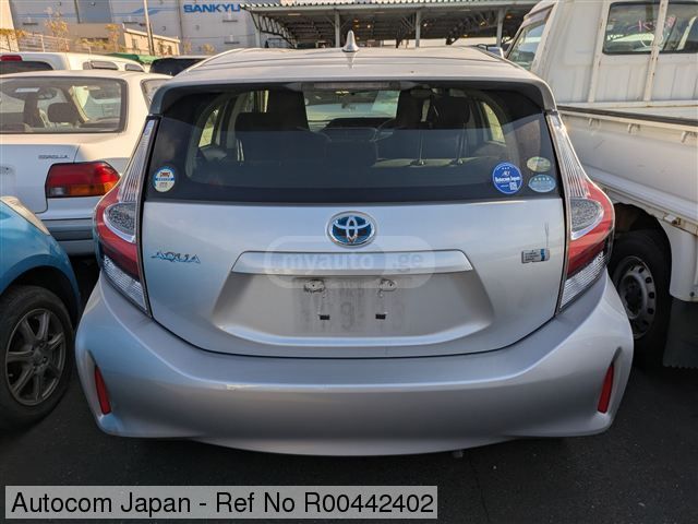 Toyota Aqua - фото 5