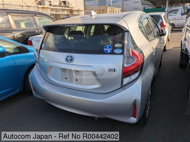 Toyota Aqua - фото 6