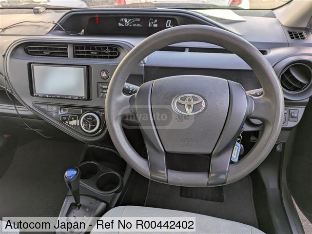 Toyota Aqua - фото 8