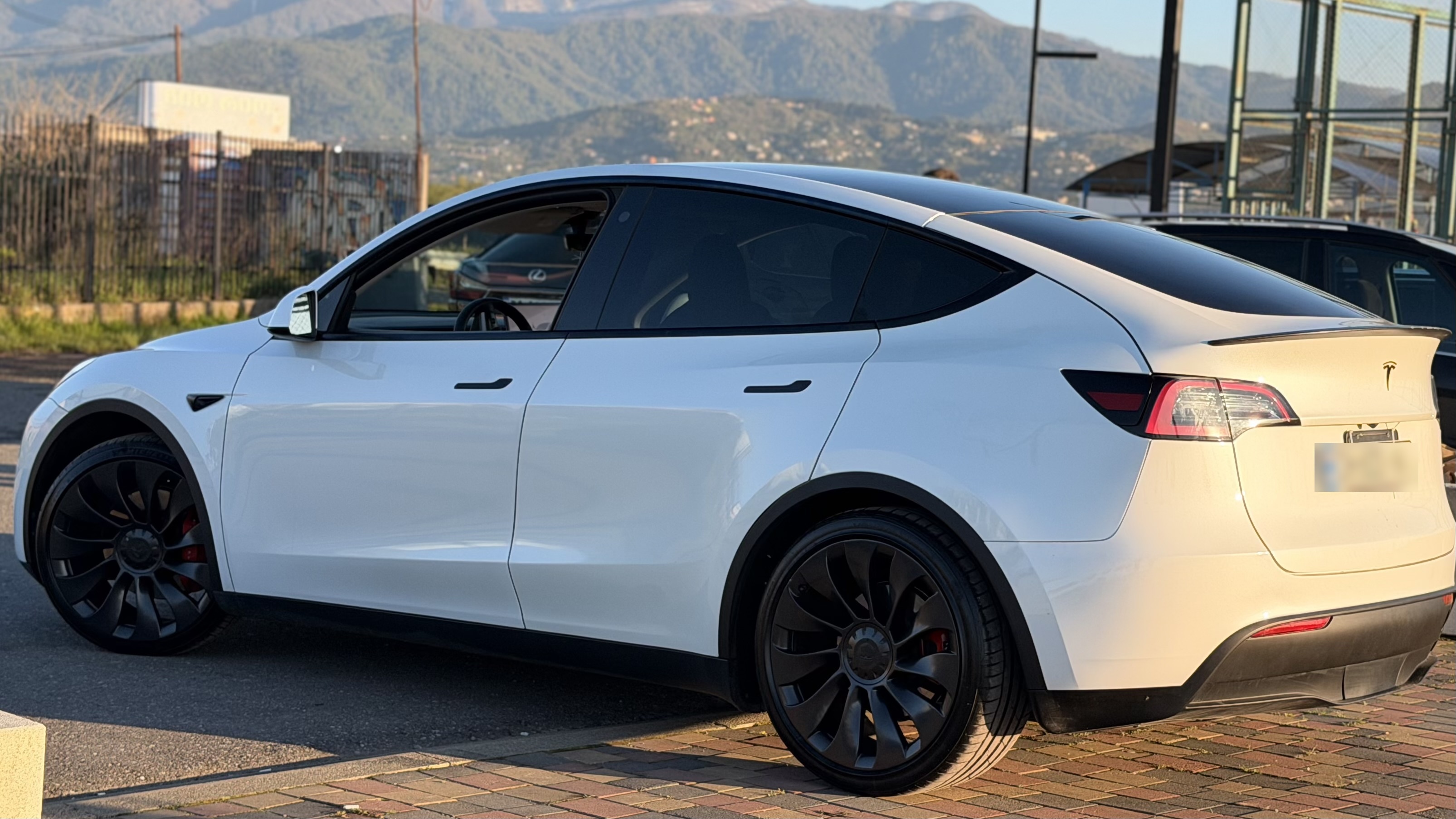 Tesla Model Y - фото 12
