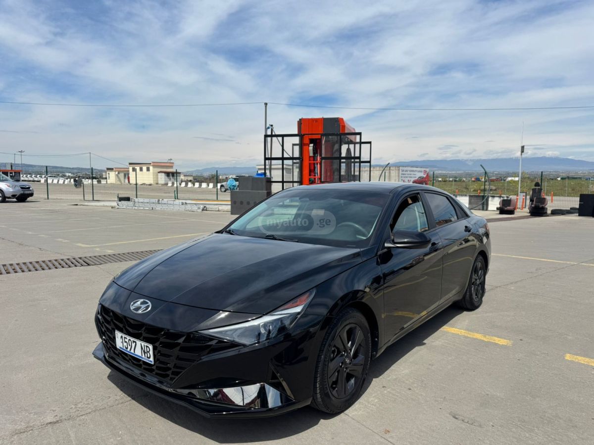 Hyundai Elantra - фото 1