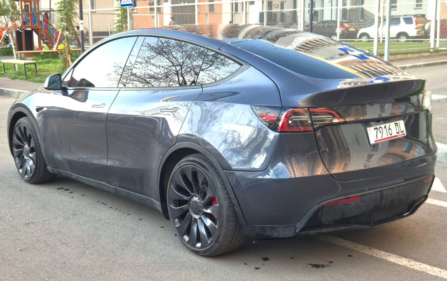 Tesla Model Y - фото 3
