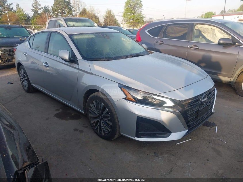 Nissan Altima - фото 1