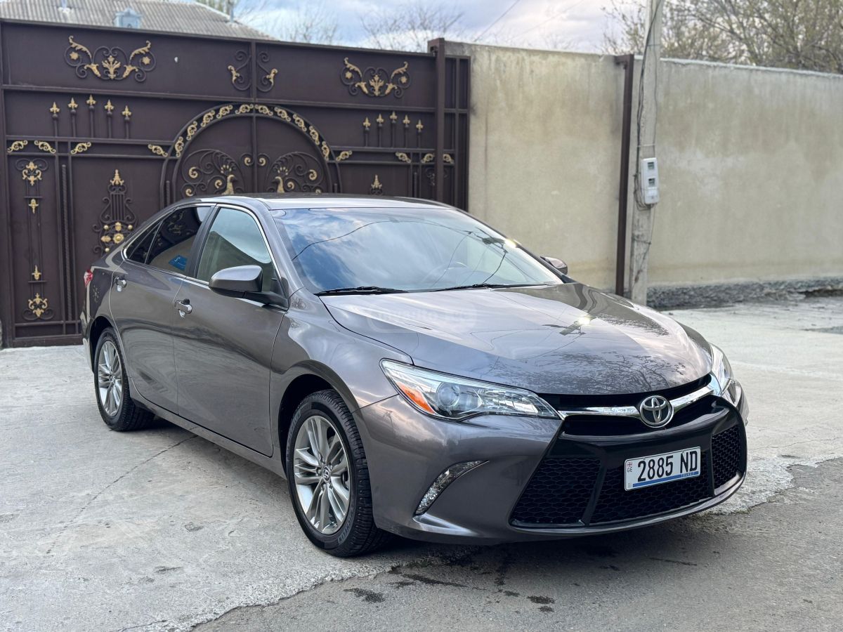 Toyota Camry - фото 1