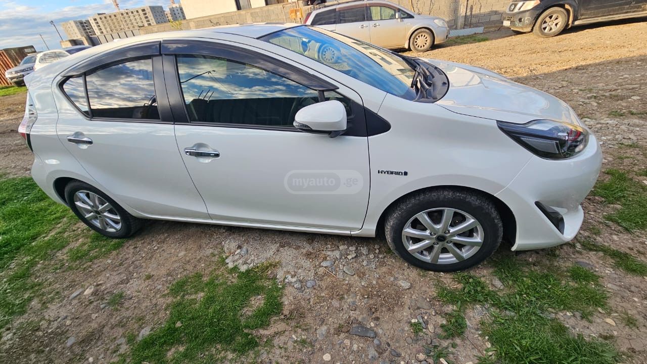 Toyota Aqua - фото 2